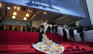 Aktris Bollywood Aishwarya Rai Bachchanberpose di hadapan fotografer setibanya di pemutaran perdana film 'Megalopolis' pada Festival FIlm Cannes ke-77, Prancis selatan, Kamis (16/5/2024). (Photo by Andreea Alexandru/Invision/AP)