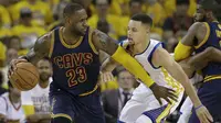 Duel LeBron James (Cleveland Cavaliers) kontra Stephen Curry (Golden State Warriors) pada Final NBA 2017 akan menjadi trilogi final pertama dalam sejarah NBA. (AP Photo/Marcio Jose Sanchez)