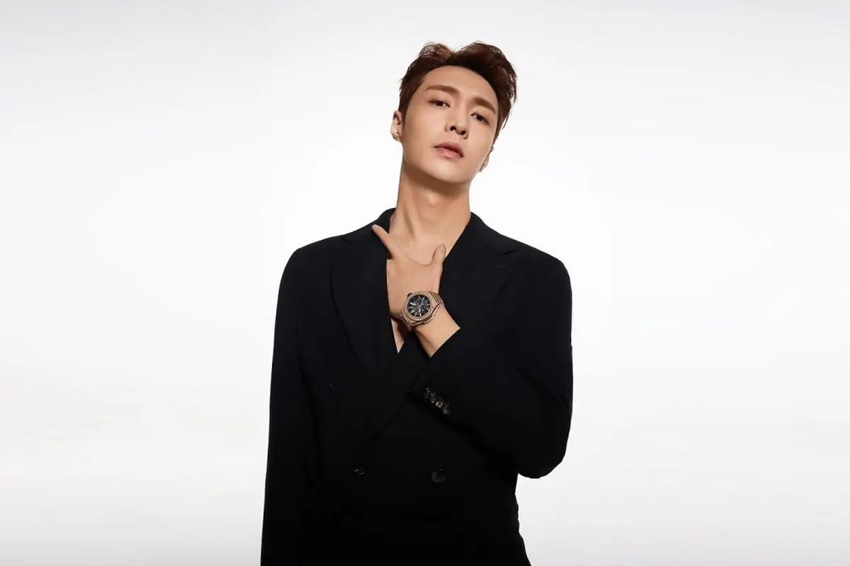 Potret Lay EXO yang Resmi Jadi Brand Ambassador Merek Jam Tangan Mewah Swiss Hublot