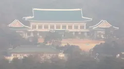 Blue House memiliki luas sekitar 250.000 meter persegi yang terdiri dari beberapa bangunan utama serta taman, termasuk gedung perkantoran utama dengan gaya arsitektur istana Korea. Tampak dalam foto, pemandangan umum Cheong Wa Dae, atau dikenal juga sebagai Gedung Biru, terlihat di Seoul, Korea Selatan, Senin, 29 Desember 2025. (Lee Jung-hun/Yonhap via AP)
