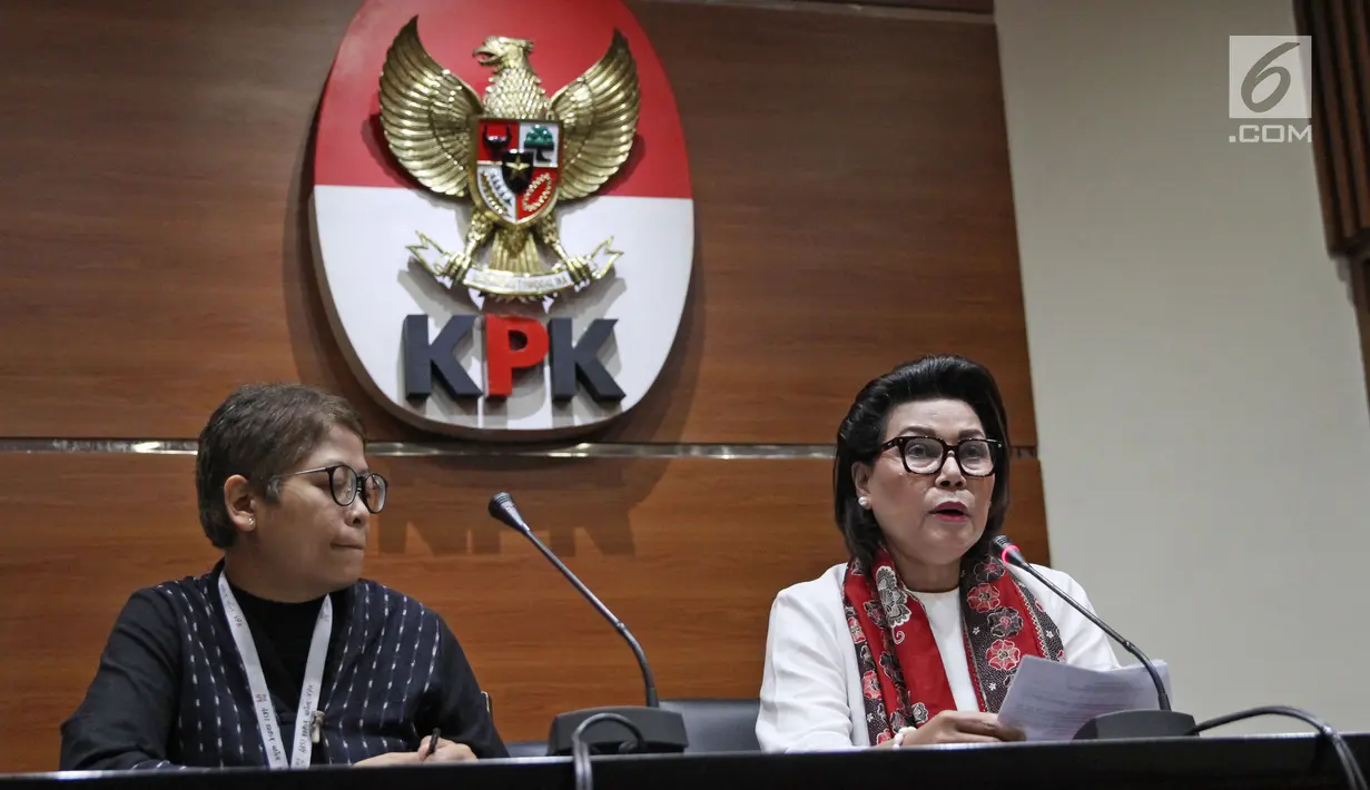 Wakil Ketua KPK Basaria Panjaitan (kanan) memberi keterangan saat konferensi pers di Gedung KPK, Jakarta, Senin (12/2). Marianus Sae merupakan Bupati Ngada yang juga bakal calon gubernur NTT. (Liputan6.com/Herman Zakharia)
