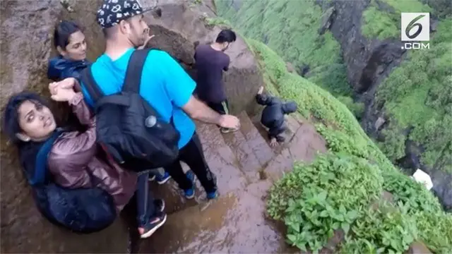 Para Pecinta alam asal India menelusuri anak tangga curam di tebing dengan ketinggian 700 meter.