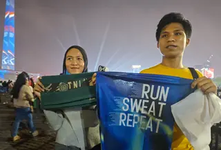 Aswar (26) dan Norin (21) yang berasal dari Sulawesi mengaku baru pertama kali mengikuti perayaan 17 Agustus di Monas. (Liputan6.com/Rifqy Alief Abiyya)