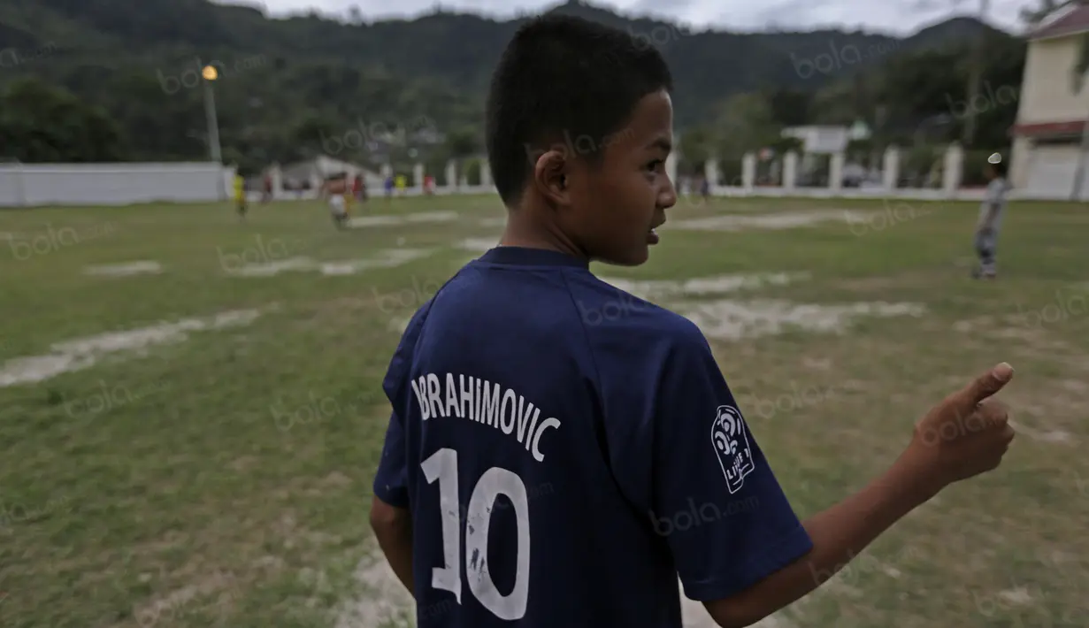 Daka menggunakan jersey Ibrahimovic idolanya saat berlatih bersama  SSB PS TAL Sawahlunto di Stadion Tanah Lapang Ombilin, Sawahlunto, (8/11/2016). (Bola.com/Nicklas Hanoatubun)