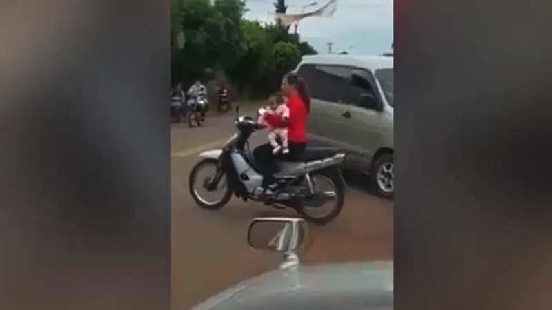 Jangan Ditiru, Gendong Bayi Sambil Kendarai Motor Bebek