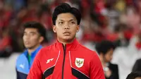 Kapten Timnas Indonesia U-23, Kadek Arel, memimpin rekan-rekannya jelang kick-off Piala AFF U-23 2025 kontra Malaysia di Stadion Utama Gelora Bung Karno (SUGBK), Senin (21/7/2025) malam WIB. (Bola.com/Abdul Aziz)