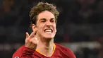 Gelandang AS Roma Nicolo Zaniolo melakukan selebrasi usai mencetak gol ke gawang FC Porto saat bertanding pada babak 16 besar Liga Champions di Stadion Olimpico, Roma, Italia, Selasa (12/2). AS Roma menang 2-1. (Andreas SOLARO/AFP)