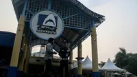 Terlihat beberapa petugas keamanan berjaga di bagian depan wahana rekreasi Sea World yang ditutup, Jakarta, Rabu (1/10/14). (Liputan6.com/Faizal Fanani)  