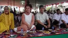 Sebanyak seribu anak-anak Karawang mendapat santunan dari Bupati Karawang, Cellica Nurrachadiana.