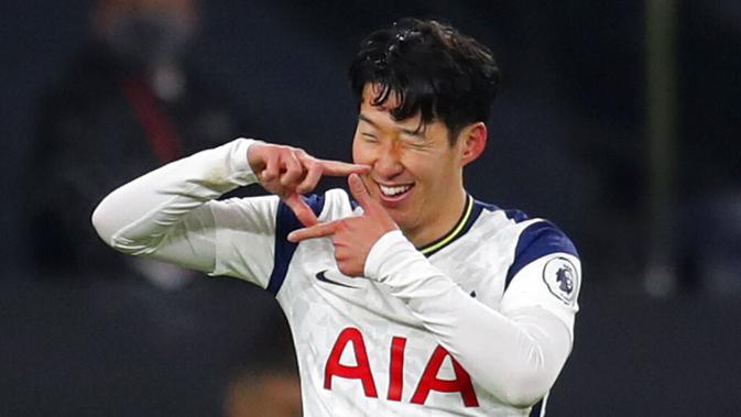Penyerang Tottenham Hotspur, Son Heung-min, melakukan selebrasi usai mencetak gol ke gawang Arsenal pada laga Liga Inggris di London, Minggu (6/12/2020). Tottenham menang dengan skor 2-0. (Catherine Ivill/Pool via AP)