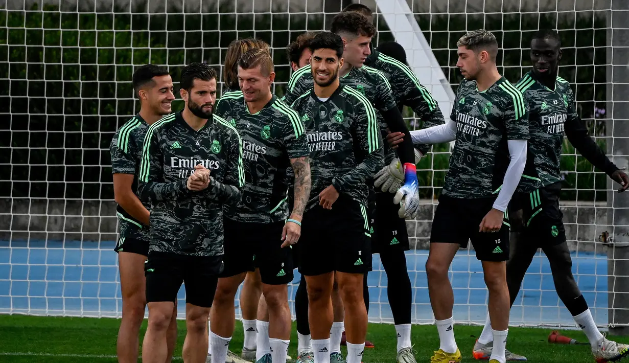 Para pemain Real Madrid mengikuti sesi latihan jelang menjamu Celtic pada matchday terakhir Grup F Liga Champions di Valdebebas, pinggiran Madrid, Selasa (1/11/2022). Celtic sudah dipastikan finis peringkat empat. Sementara itu, Madrid sudah pasti lolos ke babak 16 besar. (PIERRE-PHILIPPE MARCOU / AFP)