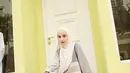 Tampil modis dengan padu padan blouse motif geometris, rok plisket putih, dan hijab warna soft krem seperti Shireen Sungkar ini. [Instagram/shireensungkar]