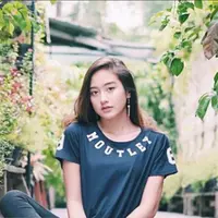 Artis cantik Salshabilla Adriani terciduk merokok di sebuah cafe.