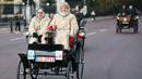 Peserta mengendarai mobil klasik tipe Benz 1898c saat mengikuti tur tahunan dengan mobil veteran dari London ke Brighton di London, Inggris (6/11). Mobil-mobil tersebut ada yang usianya sudah lebih dari 100 tahun. (Reuters/Neil Balai)