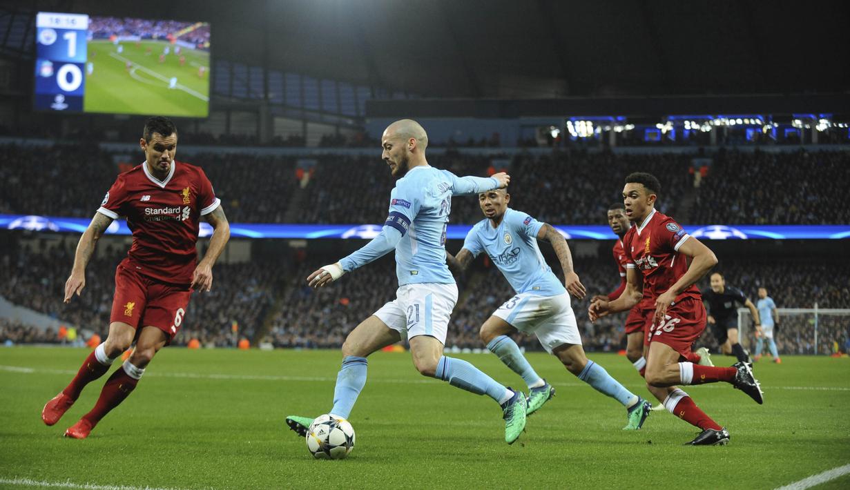 Gelandang Manchester City, David Silva, berusaha melewati bek Liverpool, Dejan Lovren, pada laga leg kedua perempat final Liga Champions di Stadion Etihad, Rabu (11/4/2018). Manchester City takluk 1-2 dari Liverpool. (AP/Rui Vieira)