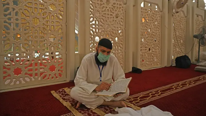 Muslim Pakistan Melakukan Iktikaf di Masjid