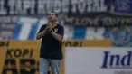 Pelatih Persib, Dejan Antonic, melakukan ritual berdoa di tengah lapangan sebelum laga melawan Madura United pada laga Torabika Soccer Championship 2016 di Stadion Si Jalak Harupat, Bandung, Sabtu (29/5/2016). (Bola.com/Vitalis Yogi Trisna)