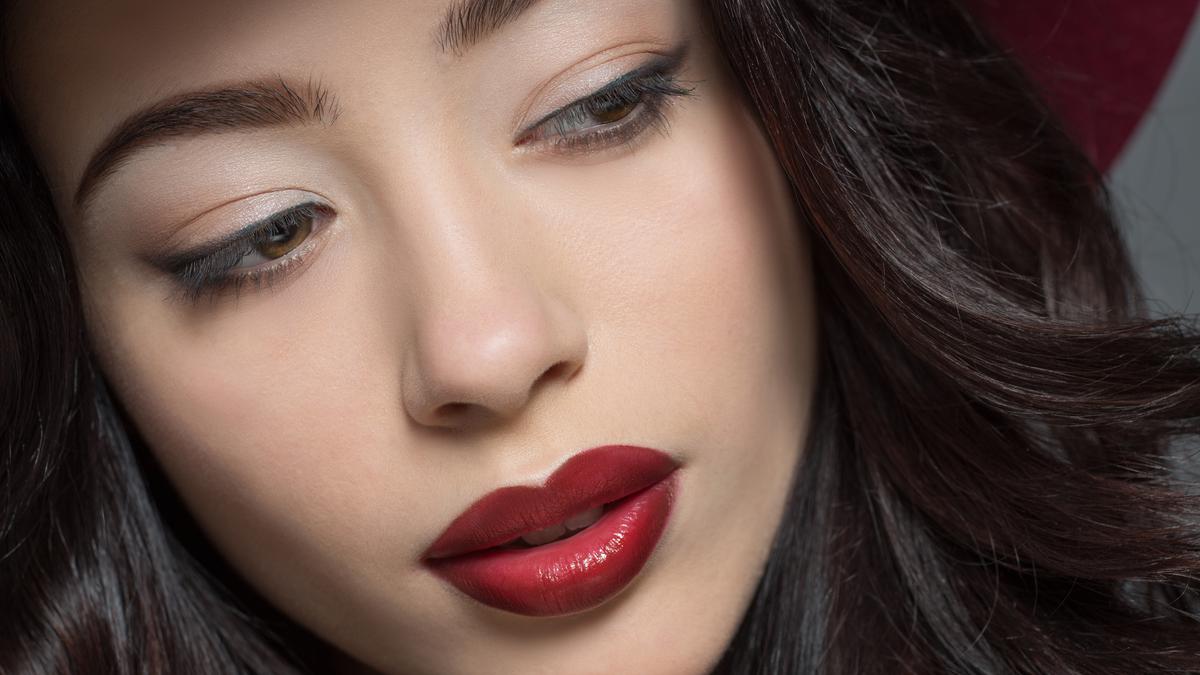Tips Lip Makeup Cherry Cola Lips untuk Look Hangat dan Glossy