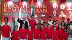 Ketua Kadin Rosan Roeslani (baris kedua paling kiri), Wakil Dubes Palestina Taher Ibrahim H, Ketua Taruna Merah Putih Maruarar Sirait (baris kedua keempat dari kiri), saat acara galang dana untuk Palestina di Jakarta (8/15). (Liputan6.com/Faizal Fanani)