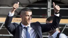 Striker Real Madrid, Cristiano Ronaldo, saat menghadiri perayaan gelar ke-12 Liga Champions di kota Madrid, Spanyol (04/06/2017). Cristiano Ronaldo merubah gaya rambutnya usai menjuarai Liga Champions. (EPA/Luca Piergiovanni)
