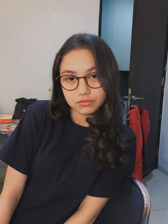 Baru 13 Tahun, Ini 7 Gaya Saskia Chadwick Pakai Kacamata Ini Curi Perhatian