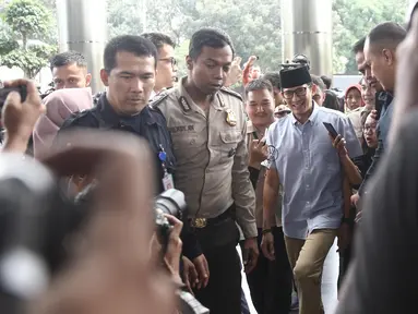 Bakal calon wakil presiden, Sandiaga Uno mendatangi gedung KPK, Jakarta, Selasa (14/8). Kedatangan Sandiaga untuk melaporkan LHKPN yang merupakan bagian dari syarat pencalonan dirinya sebagai bakal cawapres. (Liputan6.com/Herman Zakharia)