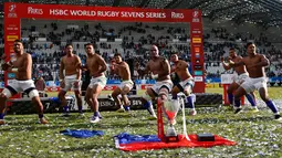 Sejumlah pemain Samoa terlihat bersemangat melakukan tarian haka tradisional usai menang atas tim Fiji  di di Stade Jean Bouin, Paris, Prancis (15/5/2016). Samoa mengalahkan pemimpin World Series Fiji 29-26. (AFP PHOTO/THOMAS SAMSON)