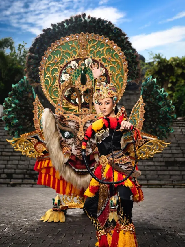 6 Pesona Andina Julie Pakai Kostum Nasional Reog Ponorogo di Miss Grand International 2022