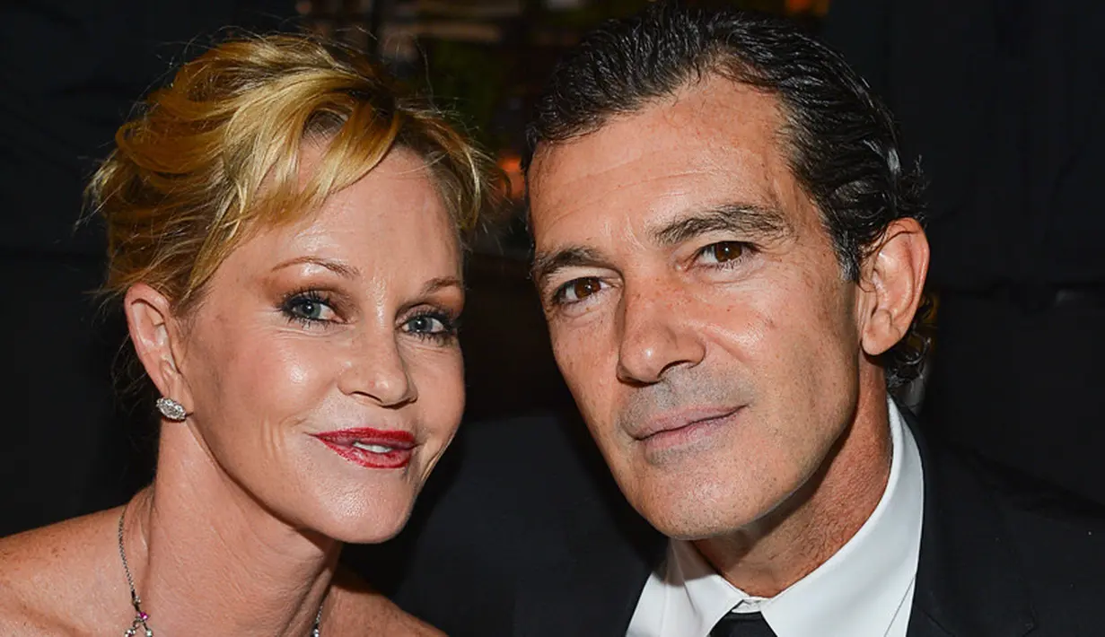 Melanie Griffith dan Antonio Banderas bertemu dan menjaln hubungan saat main di film Two Much. Saat itu mereka masih menikah dengan pasangan masing-masing. (Hello Magazine)