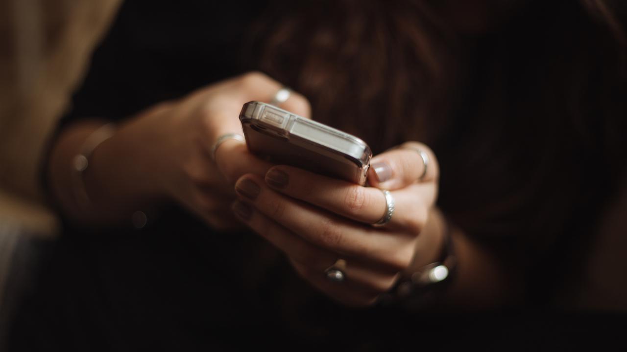 Ilustrasi chat, pesan, ucapan selamat malam