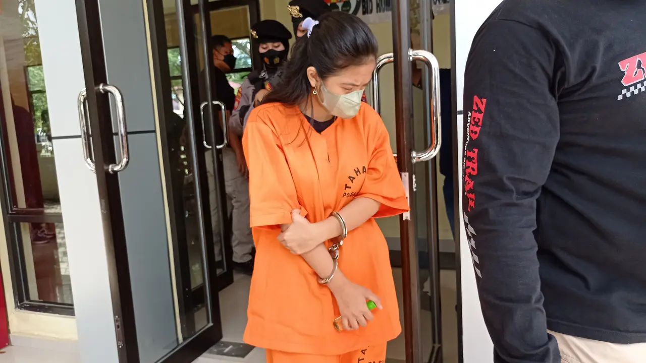 Seorang ibu rumah tangga beranak satu di Kota Kendari, kedapatan membawa sabu-sabu dan membuka kios sabu-sabu di rumahnya.(Liputan6.com/Ahmad Akbar Fua)