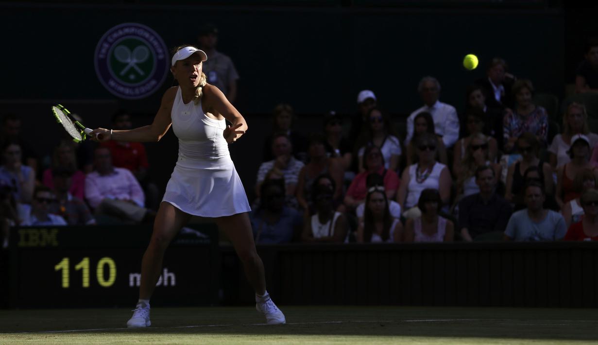 Gaya Caroline Wozniacki mengembalikan bola ke arah Timea Babos pada laga tunggal putri Wimbledon 2017 di Wimbledon Tennis Championships, London, (4/7/2017). Wozniacki menang 6-4, 4-6, 6-1. (AP/Alastair Grant)