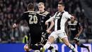 Aksi Ronaldo dkawal dua pemain Ajax pada leg kedua laga perempat final Liga Champions yang berlangsung di Stadon Allianz, Turin, Rabu (17/4). Juventus kalah 1-2 Kontra Ajax. (AFP/Isabella Bonotto)