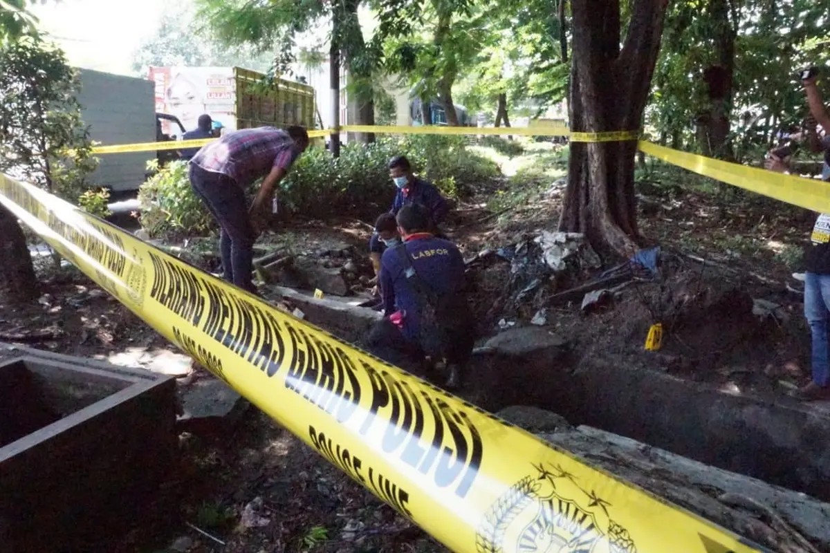 Polisi olah TKP ledakan di Jalan Margomulyo Surabaya (Dian Kurniawan/Liputan6.com).