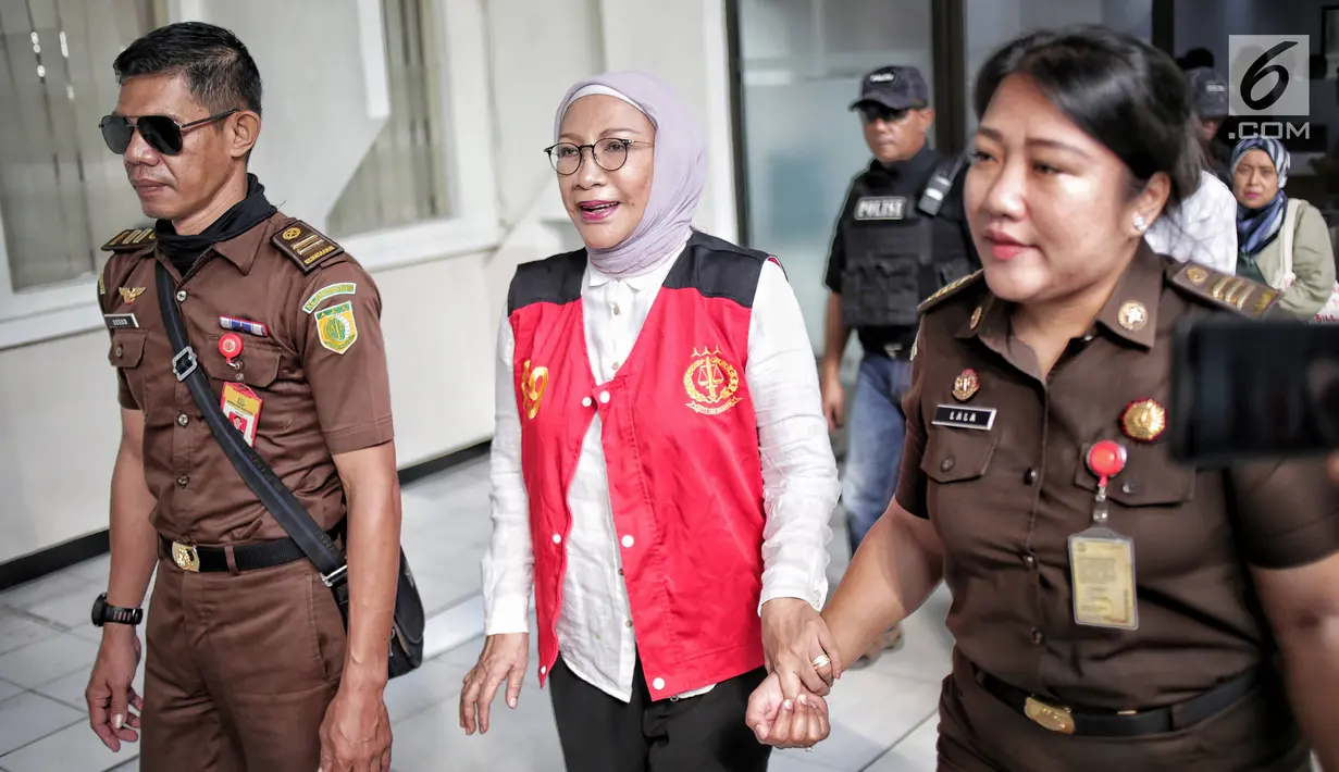 Terdakwa kasus dugaan penyebaran berita bohong atau hoaks Ratna Sarumpaet tiba untuk menjalani sidang lanjutan di Pengadilan Negeri Jakarta Selatan, Selasa (7/5/2019). Sidang kali ini menghadirkan saksi meringankan dari pihak terdakwa. (Liputan6.com/Faizal Fanani)