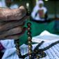 Sejumlah jemaah melaksanakan dzikir di Mesjid Raya Medan, Sumatra Utara, Minggu (15/8). Berdzikir merupakan salah satu aktivitas ibadah yang dilakukan umat muslim di bulan Ramadan. (Antara)