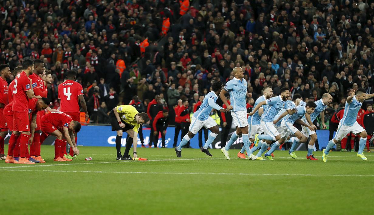 Ekspresi kontras pemain Manchester City dan Liverpool setelah adu penalti di final Piala Liga Inggris di Stadion Wembley, London, Senin (29/2/2016) dini hari WIB. (Reuters/Eddie Keogh)