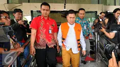 Komisi Pemberantasan Korupsi (KPK) kembali memeriksa tersangka anggota DPRD Muba, Adam Munandar di Gedung KPK, Jakarta, Jumat (24/7/2015). Adam diperiksa terkait pembahasan APBD-P Pemerintah Daerah Muba tahun anggaran 2015. (Liputan6.com/Yoppy Renato)