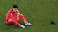 Ketika wasit meniupkan peluit tanda berakhir, Son Heung-min menanggis tersedu-sedu. Ia amat terharu negaranya bisa menang melawan Portugal yang jadi salah satu unggulan juara. (AFP/ Kirill Kudrayavtsev)