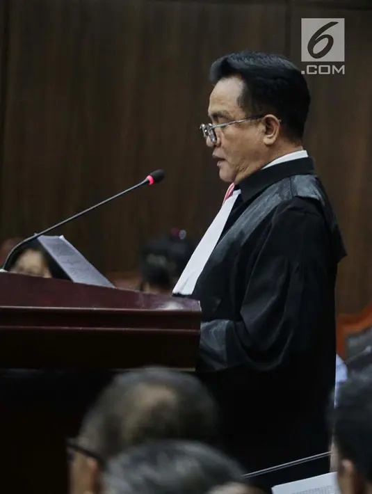 Ketua Tim Hukum Joko Widodo-Ma’ruf Amin, Yusril Ihza Mahendra memberi keterangan dalam sidang sengketa Pilpres 2019 di Gedung MK, Jakarta, Selasa (18/6/2019). Menurut Yusril, pihaknya tidak dapat menangkap jelas apa yang didalilkan kubu Prabowo-Sandiaga dalam sidang sengketa Pilpres 2019. (Liputan6.