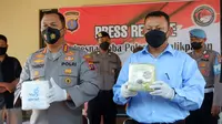 Kapolresta Balikpapan Kombes Pol V Thirdy Hadmiarso didampingi Kasat Reskoba Polresta Balikpapan Kompol Roganda menunjukan barang bukti 2 kilogram sabu yang diamankan dari AS. (Liputan6.com)