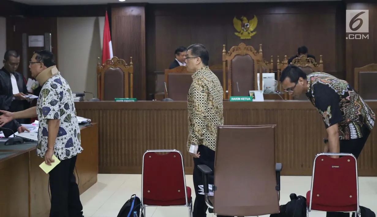Terdakwa dugaan suap fungsi pengawasan anggota DPRD Kalimantan Tengah, Edy Saputra Suradja, Willy Agung dan Teguh Dudy Syamsuri Zaldy (kiri ke kanan) usai sidang lanjutan di Pengadilan Tipikor, Jakarta, Rabu (13/2). (Liputan6.com/Helmi Fithriansyah)