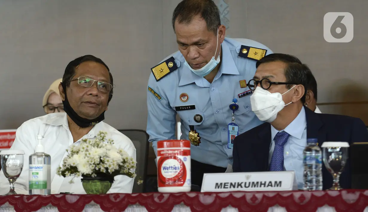 Menko Polhukam Mahfud MD (kiri) dan Menkumham Yasonna H Laoly saat menyampaikan keterangan terkait pemulangan buron Maria Pauline Lumowa di Bandara Soetta, Tangerang, Banten, Kamis (9/7/2020). Maria merupakan pembobol kas BNI Cabang Kebayoran Baru senilai Rp 1,2 triliun. (merdeka.com/Dwi Narwoko)