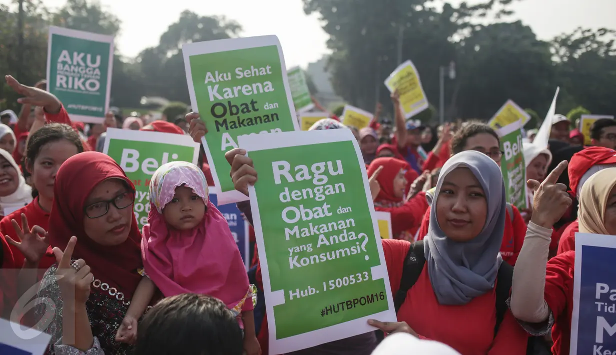 Badan Pengawas Obat dan Makanan (BPOM) melakukan aksi sosial di area car free day di Bundaran HI, Jakarta, Minggu (26/2). Dalam aksi ini, BPOM mengingatkan pentingnya masyarakat untuk peduli obat dan pangan aman. (Liputan6.com/Faizal Fanani)