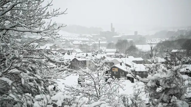 Bandara-bandara di Inggris Ditutup Sementara Imbas Hujan Salju dan Es Lebat