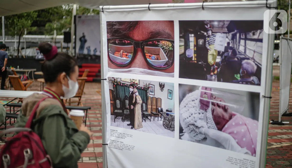 Pengunjung mengamati karya Pameran Fotografi Rekam Jakarta 2019-2020 di Thamrin 10, Jakarta, Jumat (4/12/2020). Pameran yang mengangkat tema Ragam Cerita Ibu Kota Sebelum dan Saat Pandemi COVID-19 tersebut berlangsung hingga 13 Desember 2020. (Liputan6.com/Faizal Fanani)