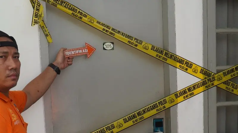 Pegawai Negeri Sipil (PNS) Kementerian Luar Negeri (Kemlu) berinisial ADP (39) ditemukan tewas di dalam kamar indekos Guest House Gondia, Jalan Gondangdia Kecil, Menteng, Jakarta Pusat, Selasa (8/7/2025). (Liputan6.com/Ady Anugrahadi)