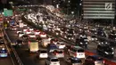 Kendaraan terjebak kemacetan saat melintasi Tol Dalam Kota dan Jalan Gatot Soebroto di Jakarta, Kamis (15/2). Jelang libur Imlek, kemacetan tetap terjadi di sejumlah ruas jalan protokol Ibu Kota. (Liputan6.com/Immanuel Antonius)