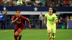 Penyerang AS Roma, Justin Kluivert (kiri) berusaha mengejar bola dari kawalan pemain Barcelona Marc Cucurella saat bertanding pada ICC 2018 di AT & T Stadium di Arlington, Texas (31/7). Roma menang telak 4-2 atas Barcelona. (AFP Photo/Cooper Neill)