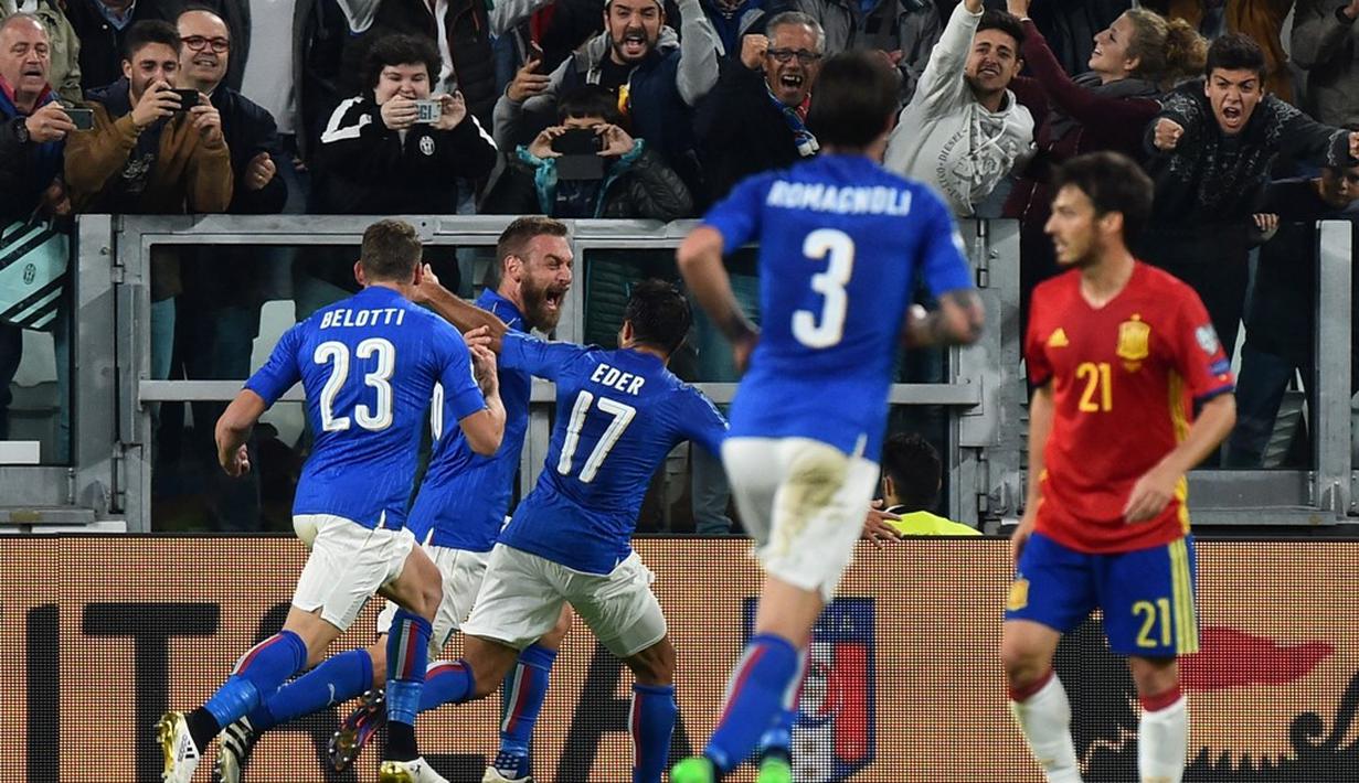 Ekspresi pemain Italia, Daniele De Rossi, setelah mencetak gol ke gawang Spanyol melalui penalti dalam laga Grup G kualifikasi Piala Dunia 2018 di Juventus Stadium, Jumat (7/10/2016) dini hari WIB. (AFP/Giuseppe Cacace)